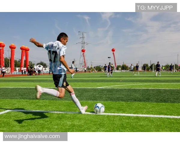 足球明星与少年球员激情对决精彩瞬间展现青春活力与梦想追逐 足球明星与少年球员激情对决精彩瞬间展现青春活力与梦想追逐