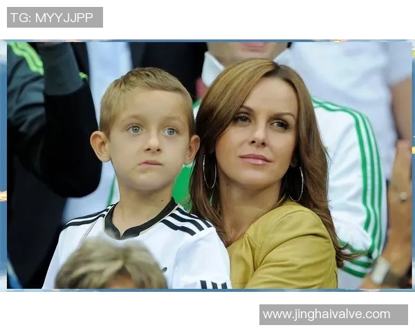 足球明星为何青睐模特作为伴侣背后的心理与社会因素分析